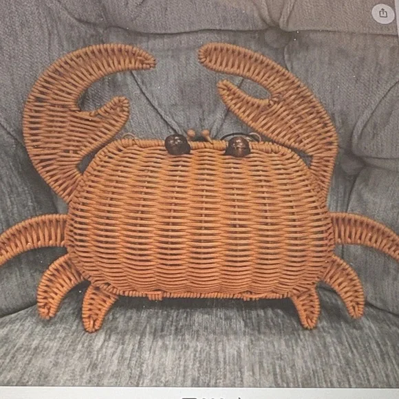 Tommy Bahama Woven Crab-Shaped Crossbody Bag - Picture 5 of 5